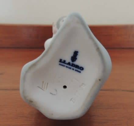 LLADRO GIRL HOLDING CHICKEN - MATT FINISH