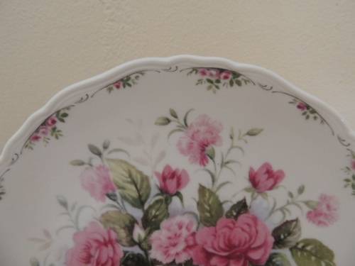 ROYAL ALBERT CABINET PLATE - "THE ROSE GARDEN COLLECTION - FIRST LOVE"