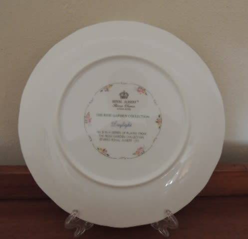 ROYAL ALBERT CABINET PLATE - "THE ROSE GARDEN COLLECTION - DAYLIGHT"