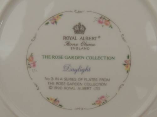 ROYAL ALBERT CABINET PLATE - "THE ROSE GARDEN COLLECTION - DAYLIGHT"