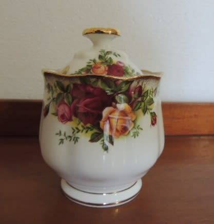 ROYAL ALBERT LIDDED MARMALADE JAR - "OLD COUNTRY ROSES"