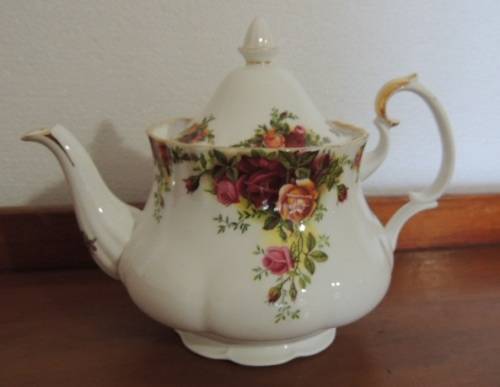 ROYAL ALBERT MEDIUM TEA POT - "OLD COUNTRY ROSES"