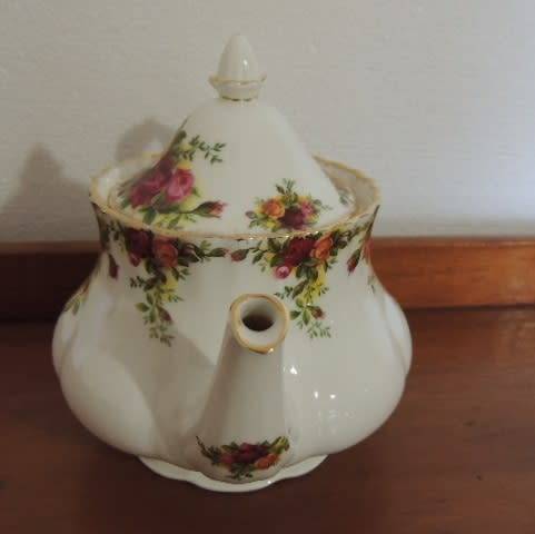 ROYAL ALBERT MEDIUM TEA POT - "OLD COUNTRY ROSES"