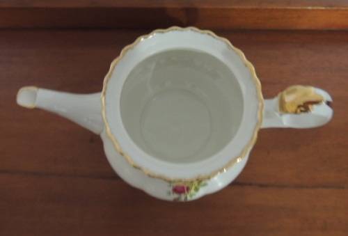 ROYAL ALBERT MEDIUM TEA POT - "OLD COUNTRY ROSES"