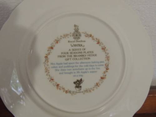 ROYAL DOULTON BRAMBLY HEDGE 20.5 cm PLATE - "WINTER"
