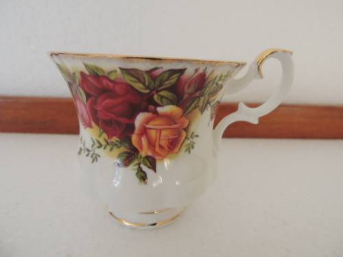 ROYAL ALBERT COFFEE DUO - "OLD COUNTRY ROSES"