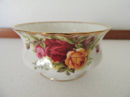 ROYAL ALBERT LARGE SUGAR BOWL - "OLD COUNTRY ROSES"