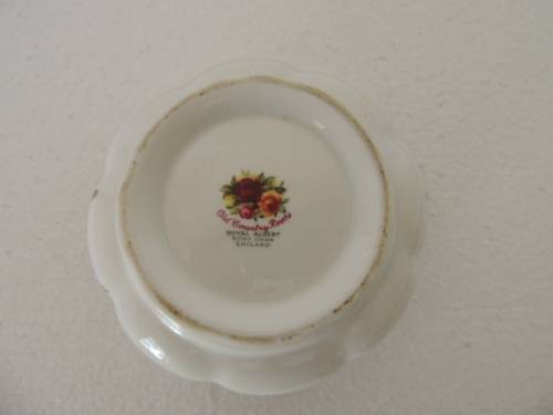 ROYAL ALBERT LARGE SUGAR BOWL - "OLD COUNTRY ROSES"