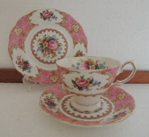 AWESOME ROYAL ALBERT 23 PIECE TEA SET - "LADY CARLYLE"