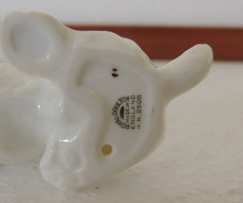 ROYAL DOULTON SEATED SEALYHAM HN 2508 - Read description