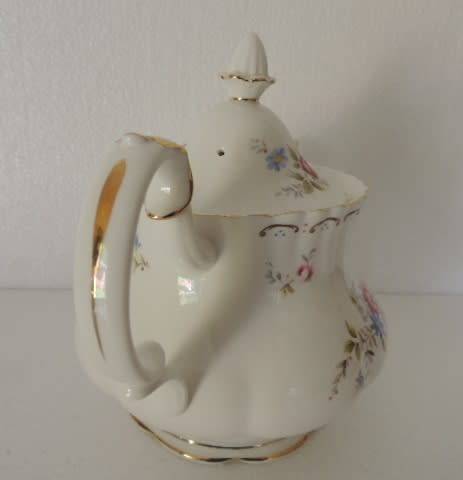 ROYAL ALBERT 22 PIECE TEA SET - "JUBILEE ROSE" - ABSOLUTELY ASTOUNDING