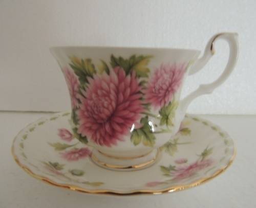 ROYAL ALBERT FLOWER OF THE MONTH DUO - NOVEMBER CHRYSANTHEMUM
