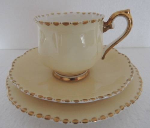 ROYAL ALBERT PART TEA SET - UNNAMED PATTERN