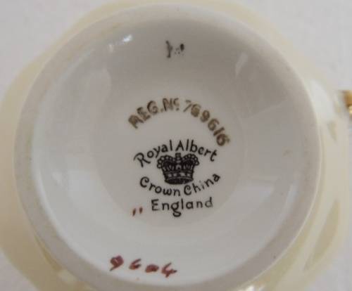 ROYAL ALBERT PART TEA SET - UNNAMED PATTERN