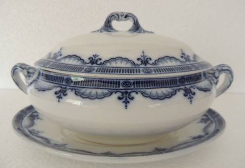 BOOTHS SAUCE BOAT ON STAND WITH COVER - "RENOWN BORDER"