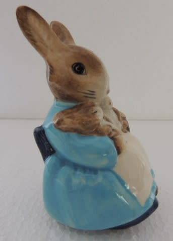ROYAL ALBERT BEATRIX POTTER - MRS RABBIT & BUNNIES