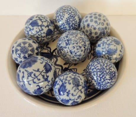 BLUE AND WHITE DECOR BALLS IN A BOWL