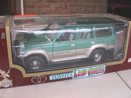 Road LeggendsToyota Land Cruiser scale 1:18