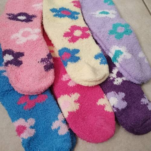 6 PAIRS OF LADIES SOFT WARM WINTER SOCKS - DAISIES