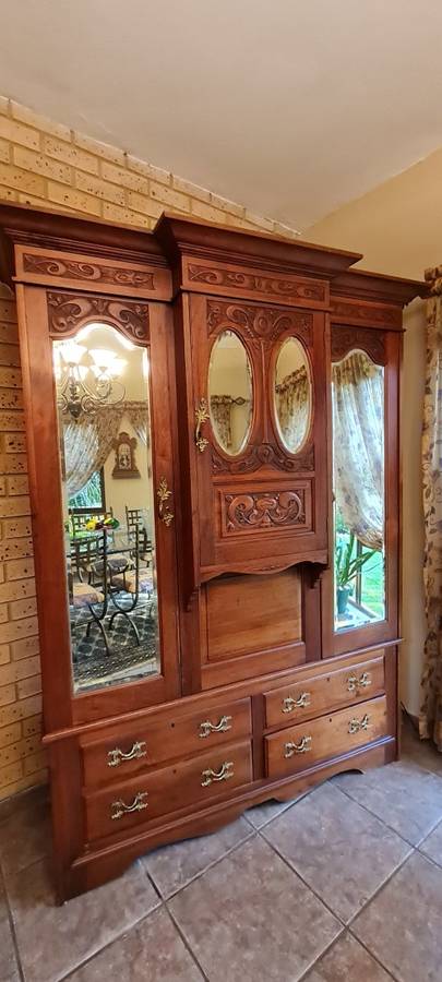 Beautifully crafted solid oak antique wardrobe