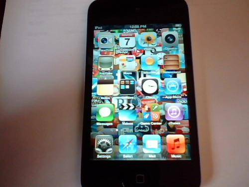 Apple I-Pod Touch 4th Generation(postage R40)