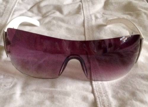 Guess sunglasses with beautiful emblems on the frame