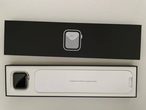 Apple Watch Nike SE (GPS, 40mm, Silver Aluminum, Pure Platinum/Black Nike Sport Band, 2021)
