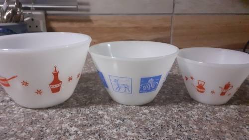 3 PERFECT MILKGLASS MIXING BOWLS