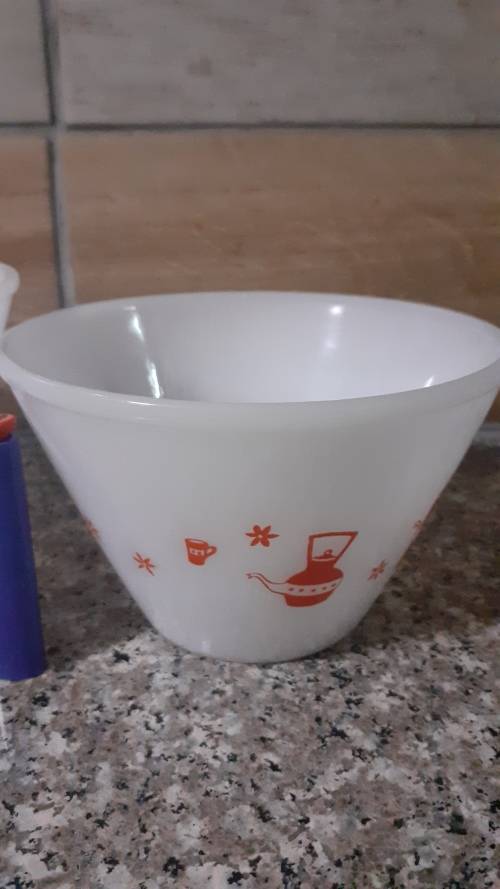 3 PERFECT MILKGLASS MIXING BOWLS