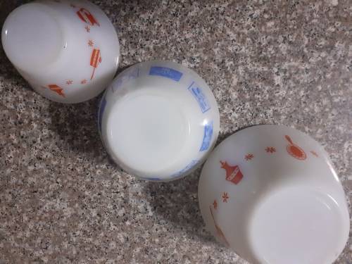 3 PERFECT MILKGLASS MIXING BOWLS
