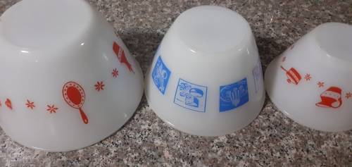 3 PERFECT MILKGLASS MIXING BOWLS