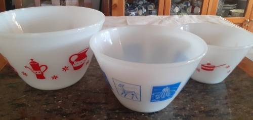 3 PERFECT MILKGLASS MIXING BOWLS