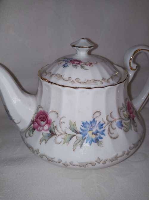PARAGON TEAPOT WITH SUGAR BOWL AND CREAMER