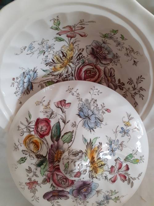 BEAUTIFUL SHERATON JOHNSON BROS TUREEN