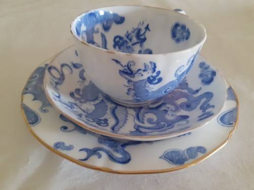 BEAUTIFUL TEA TRIO ROYAL WORCESTER