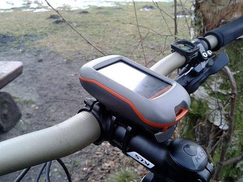 Garmin Dakota 20, outdoor GPS drive, hike, bike or boat, rugged and waterproof with 2013.1 NT map