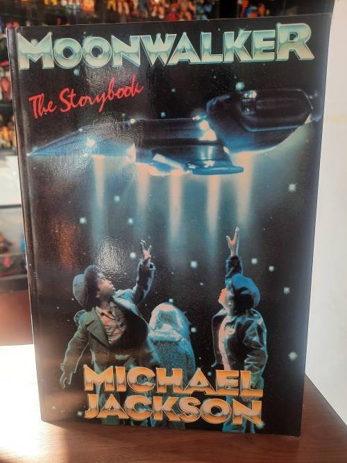 1989 VINTAGE MICHAEL JACKSON MOONWALKER BOOK