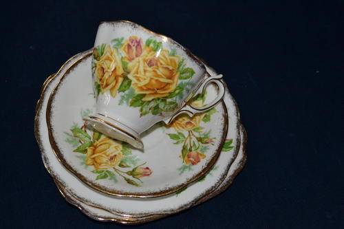 VINTAGE ROYAL ALBERT TEA ROSE TEA TRIO (sQUARE AND ROUND PLATE