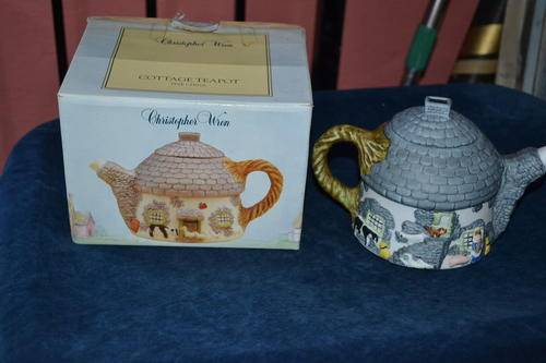 CHRISTOPHER WREN BOXED COTTAGE TEAPOT