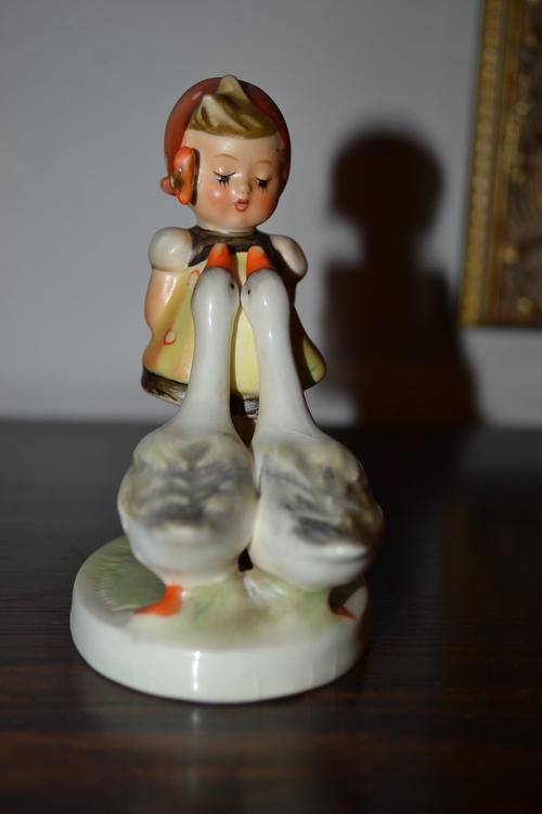 HUMMEL NO 47 GOOSE GIRL  VERY CUTE