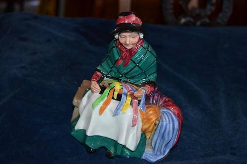 PRETTY ROYAL DOULTON FIGURINE SILKS N RIBBONS HN2017