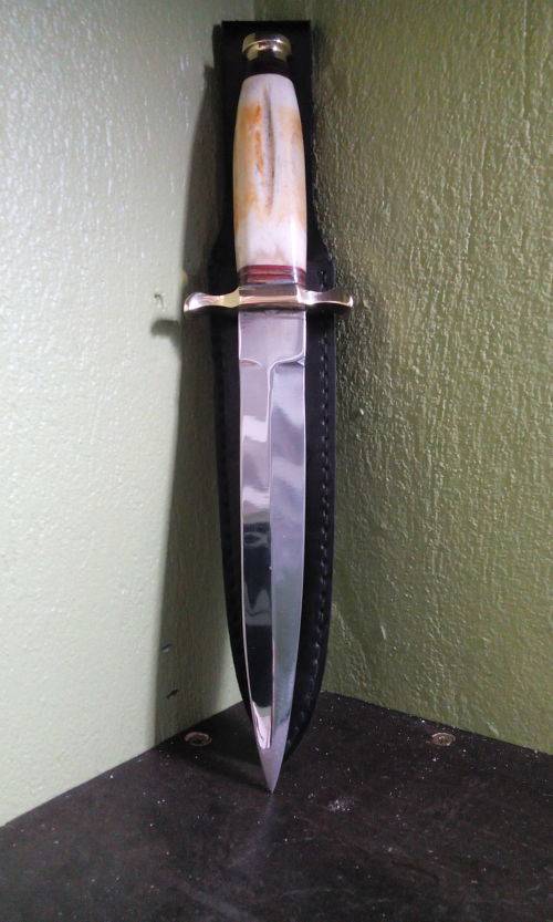 STUNNING VINTAGE PAKISTANI DAGGER KNIVE 30CM LENGTH, BLADE LENGHT 17CM CAMEL BONE HANDLE