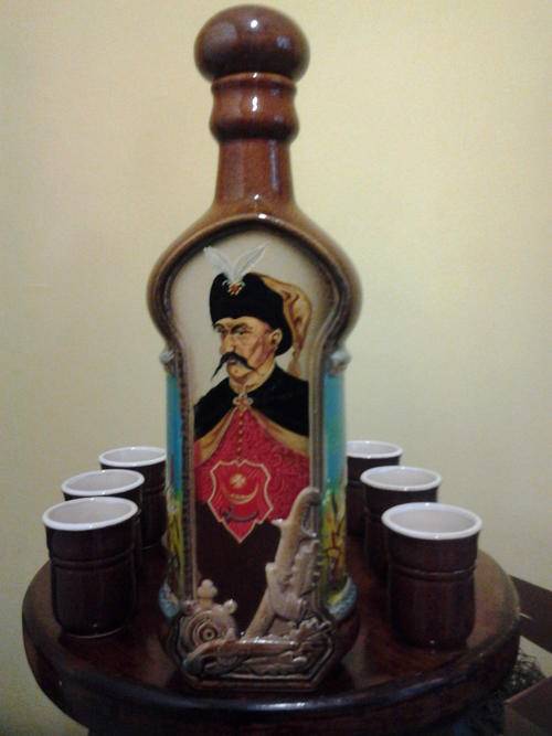 Stunning Vinatge Hand Made Decanter with six cups never been used, Artist markings