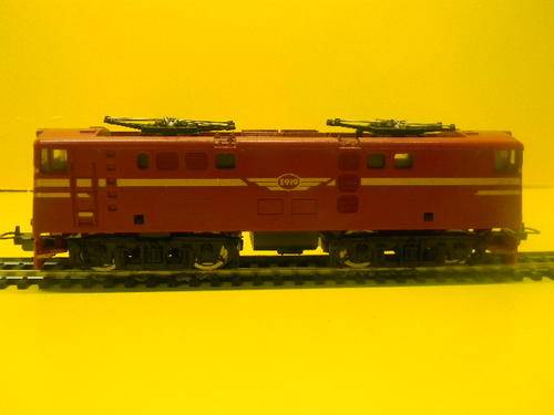 LIMA SAR E919 LOCOMOTIVE WITH SOLID YELLOW LINE