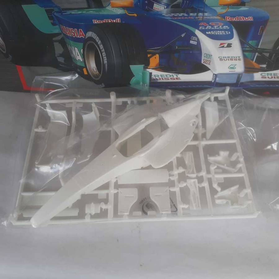 Revell Sauber Petronas C22 1/24th Scale Static Kit Mint Boxed