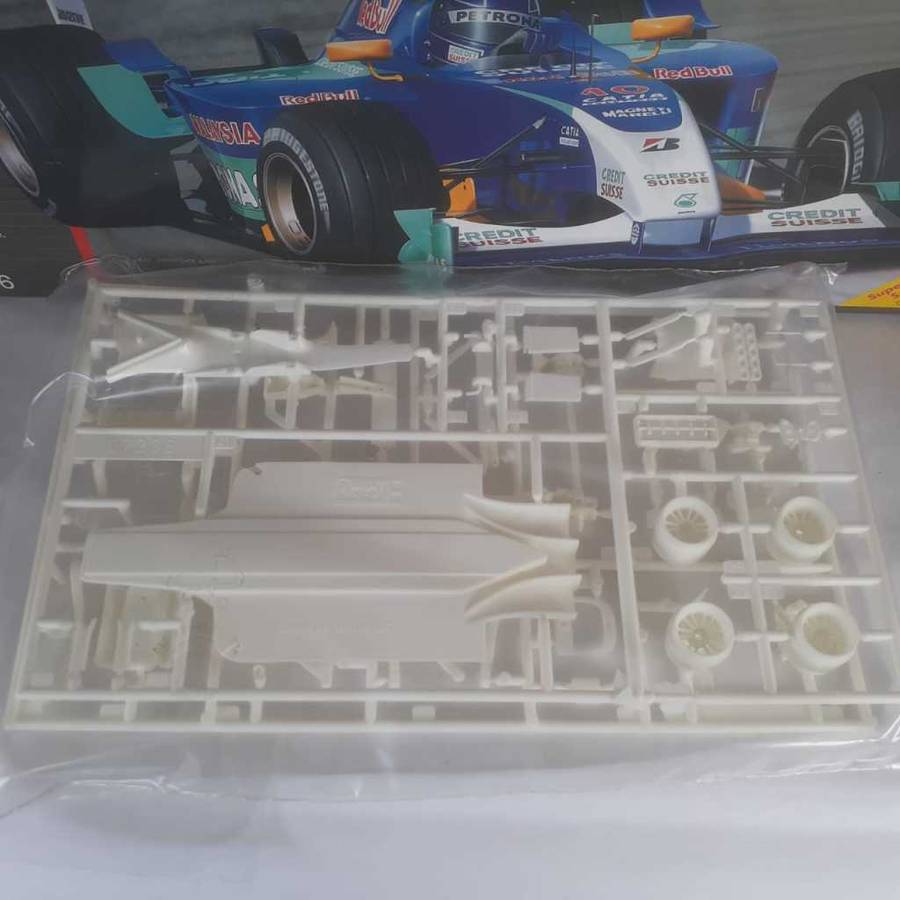 Revell Sauber Petronas C22 1/24th Scale Static Kit Mint Boxed