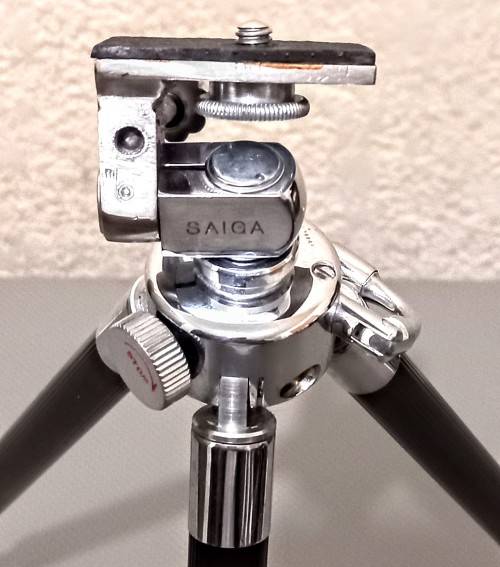 Vintage Saiga Camera Tripod. Extends to 1.3m