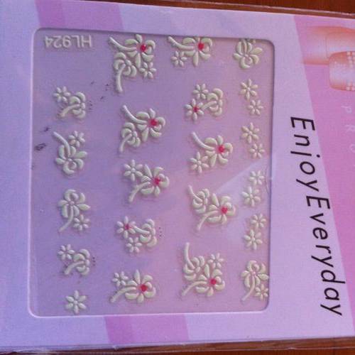 NAIL ART - GLOW IN THE DARK