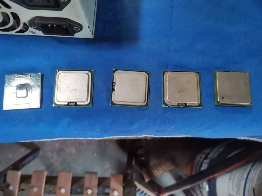 Computer bundle * PARTS * * CPU`s * * ROUTERS* * CABLES * Great LOT Starting at R1.00 !