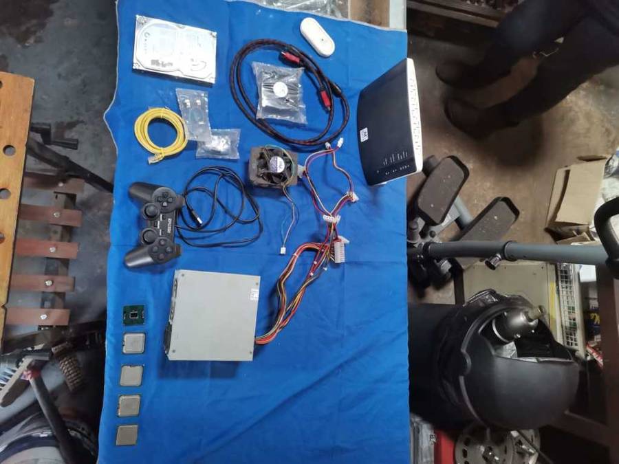 Computer bundle * PARTS * * CPU`s * * ROUTERS* * CABLES * Great LOT Starting at R1.00 !